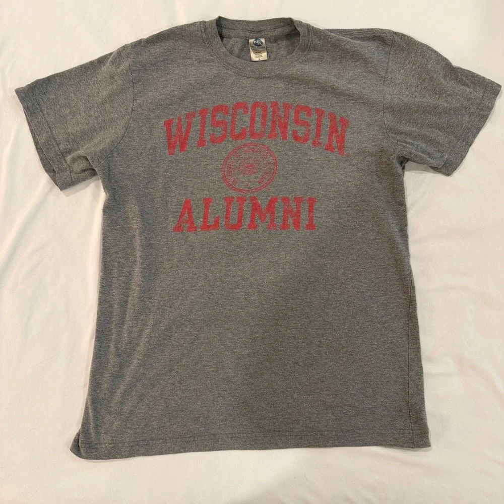 New‎ Agenda Wisconsin Alumni T-Shirt Mens Medium Gray Short Sleeve Badger Tee